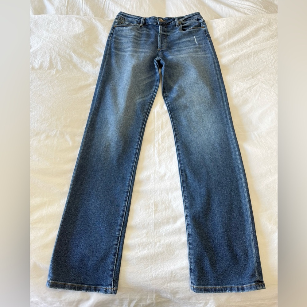 Evereve Women's Straight Leg Jeans in Medium Blue Wash